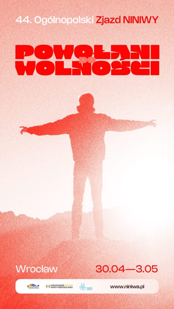 Plakat 44. Ogólnopolskiego Zjazdu NINIWY „Powołani do wolności” we Wrocławiu, z sylwetką osoby stojącej z rozłożonymi ramionami na tle czerwono‑białej grafiki.