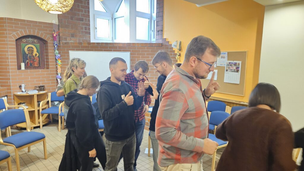 Zakończyliśmy październikowy kurs na wychowawcę wypoczynku 🎓 Uczestnicy kursu na wychowawcę wypoczynku podczas ćwiczeń z pracy w grupie i komunikacji. Zajęcia odbyły się w dniach 16-18 października 2026 r. w salach parafii NMP Królowej Pokoju we Wrocławiu-Popowicach.